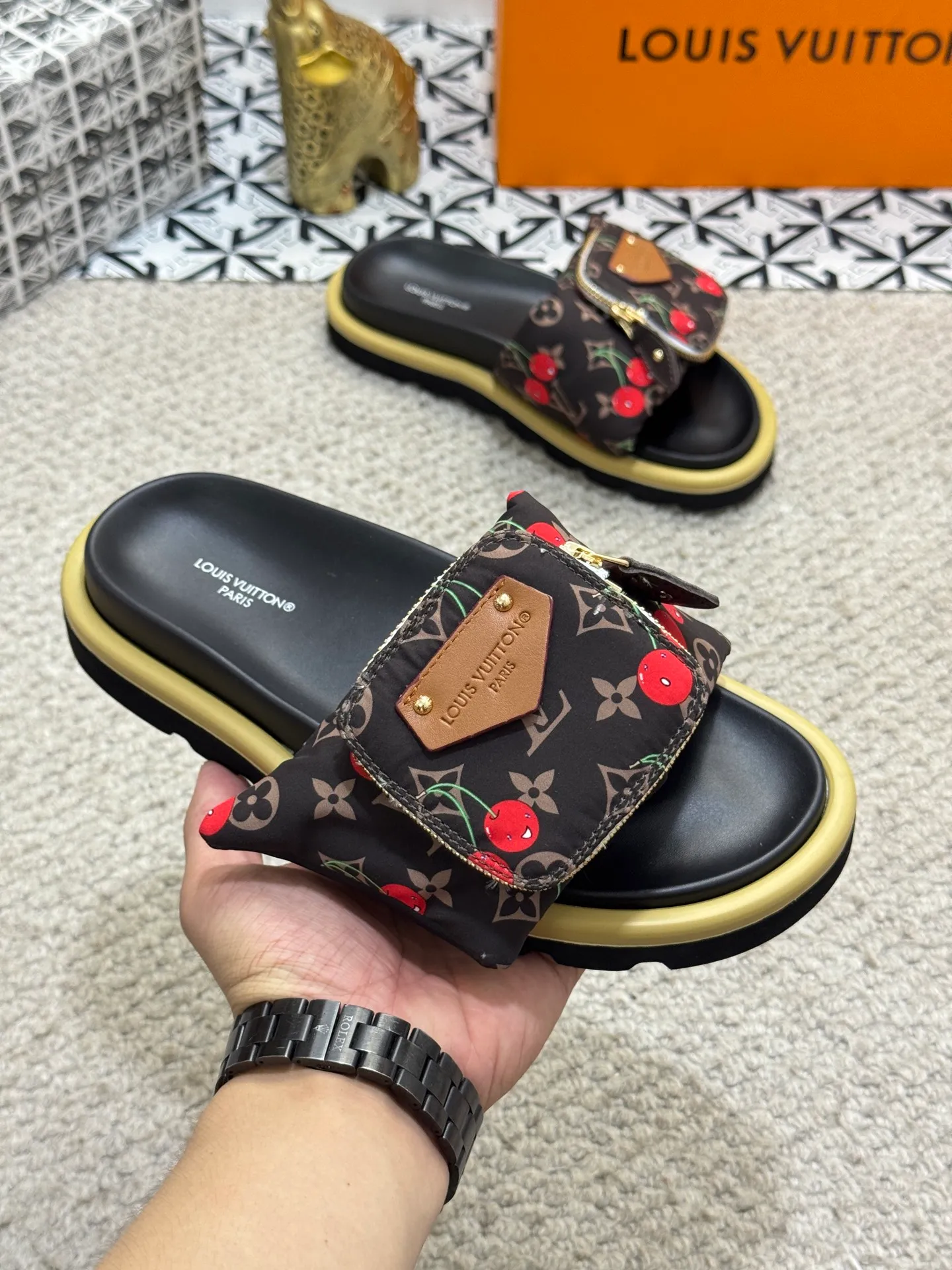 Men's shoes 💰400 [New style] 🦇🦇Top original order [Louis Vuitton] Couple style 👫Spring and summer style🎯🎯As an active family in the fashion industry ⭐ Lv is characterized by bold innovation ⚡Fabric down cloth🔥 Combined outsole, clean and tidy ⚡Fashionable and generous🌹Multiple colors available..Size: 36-44 (45 customized